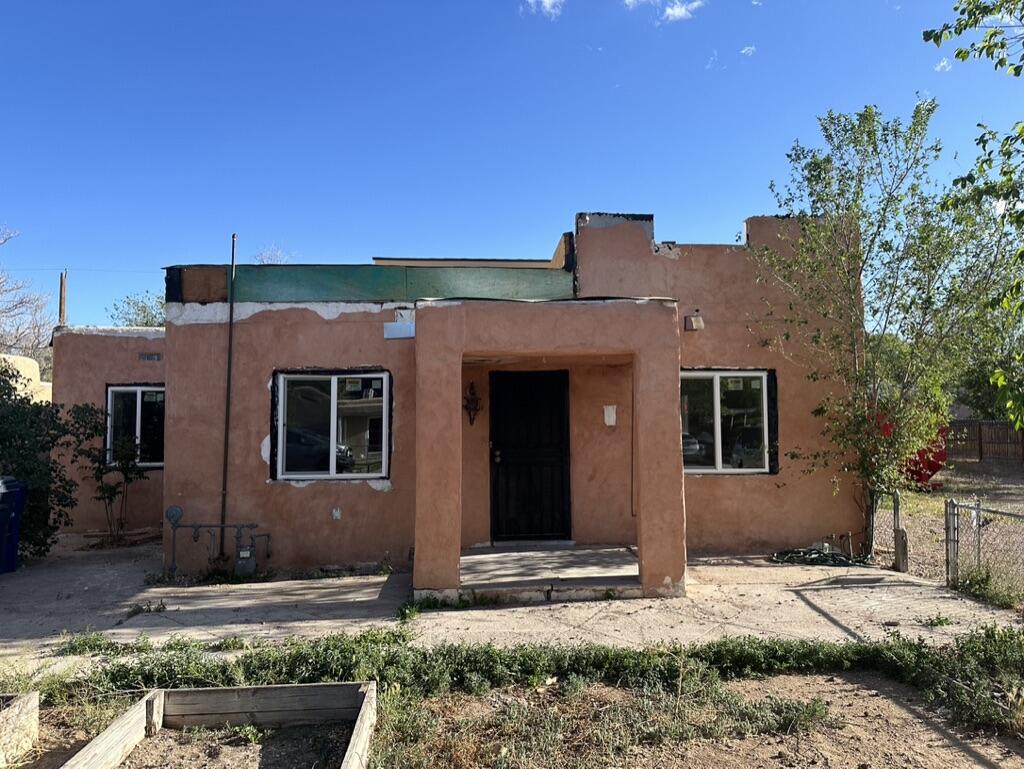 1426 Phoenix Avenue NW, Albuquerque, NM 87107