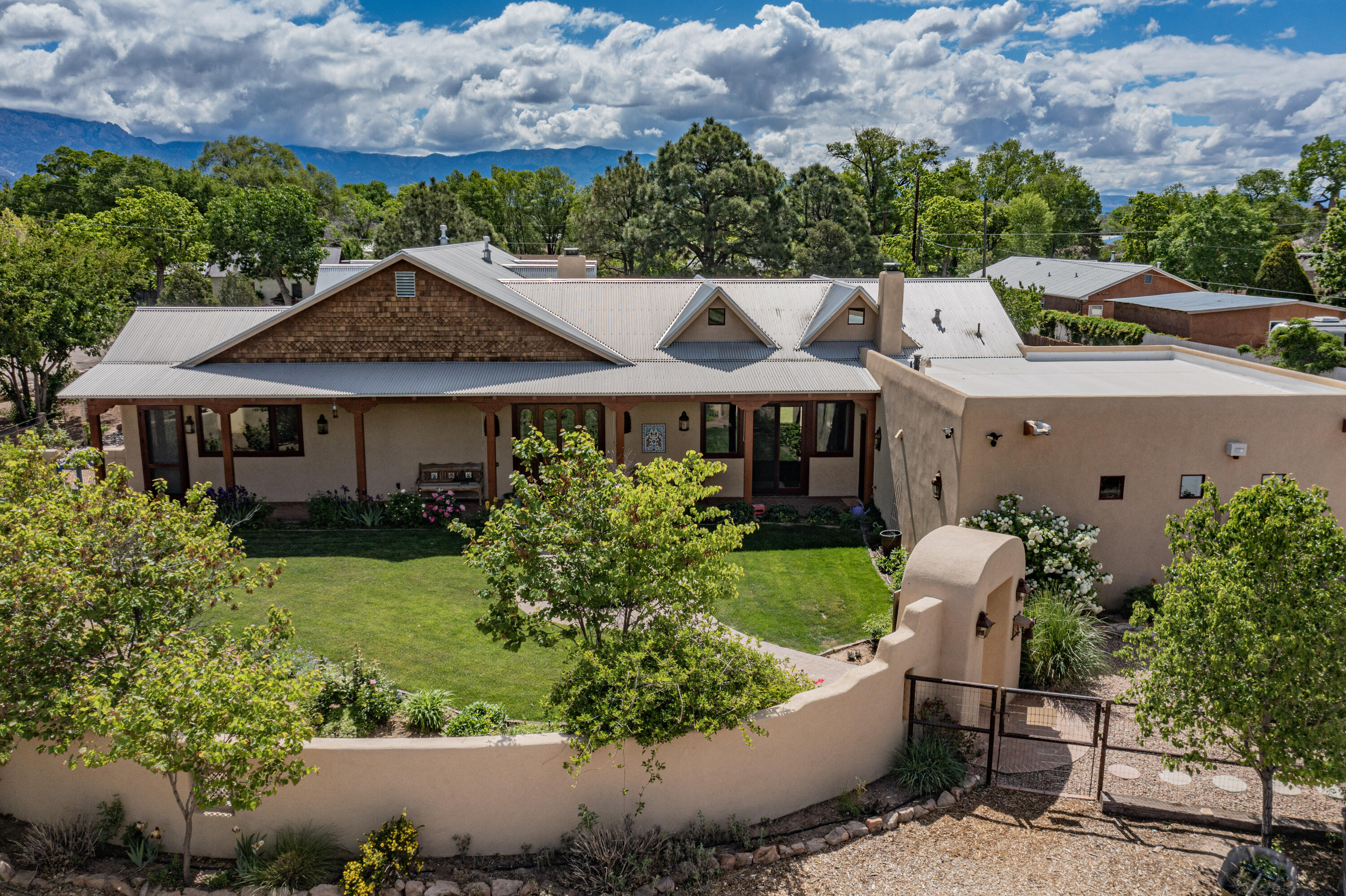 1001 Paz Del Valle Court NW, Albuquerque, NM 87114