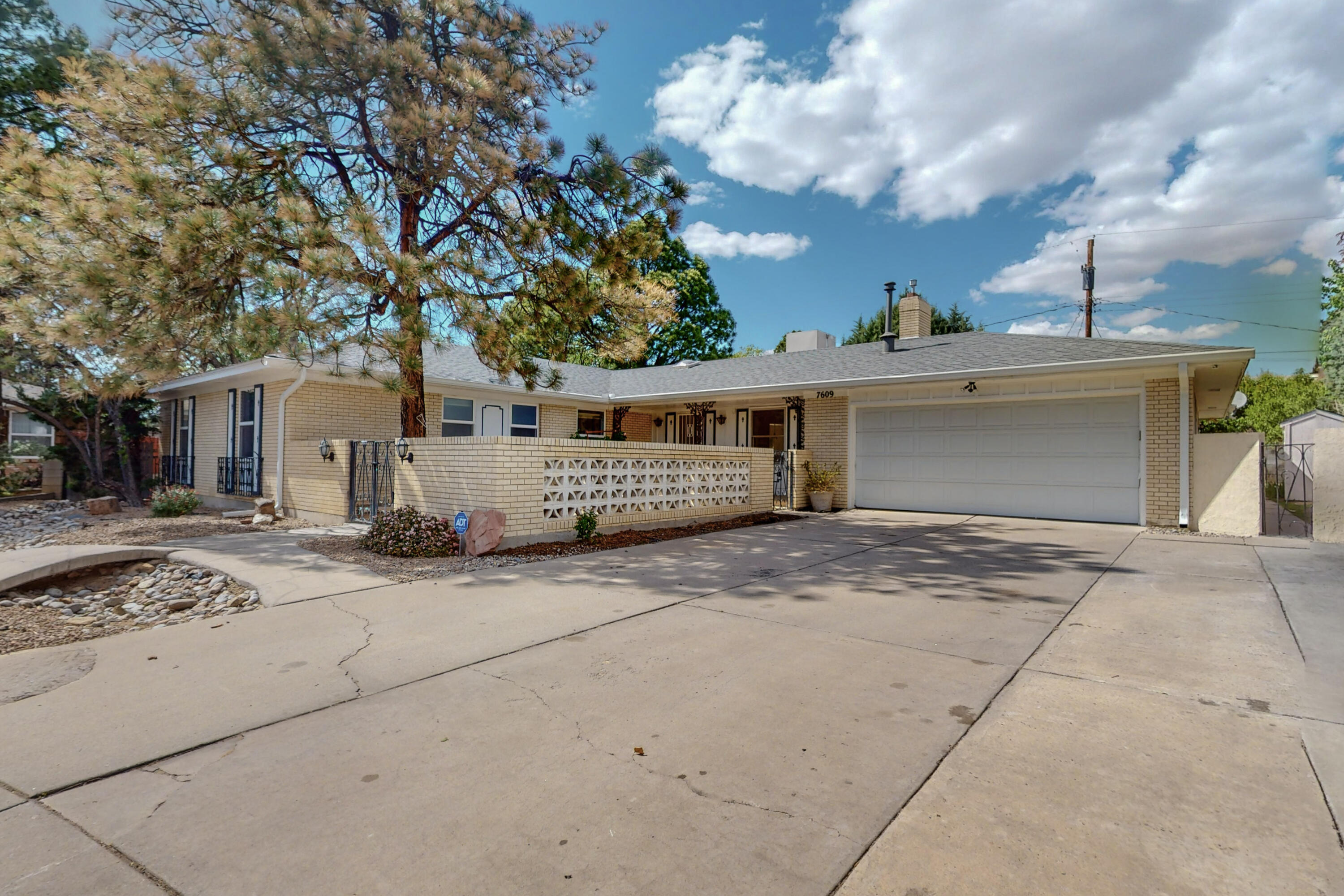 7609 Comanche Road NE, Albuquerque, NM 87110