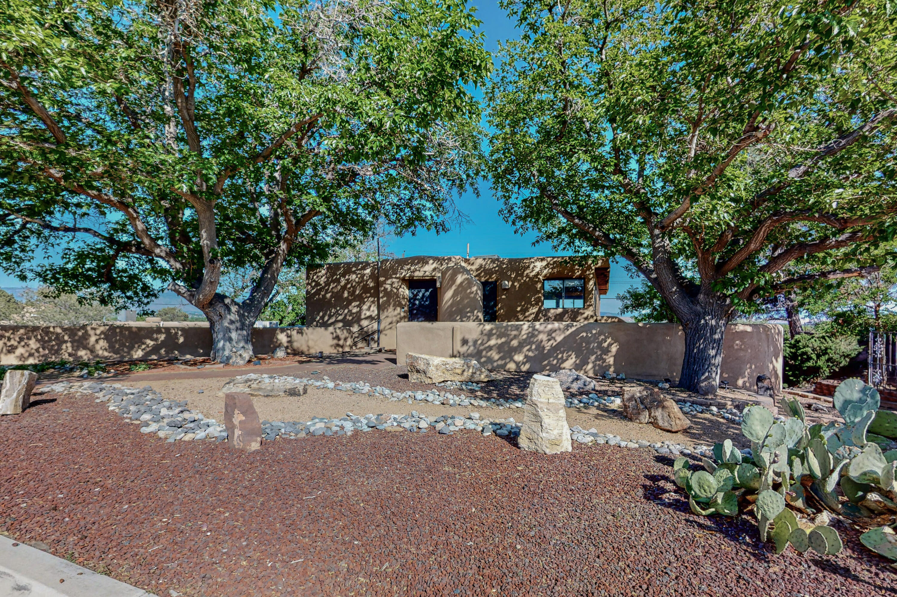810 Rio Vista Circle SW, Albuquerque, NM 87105