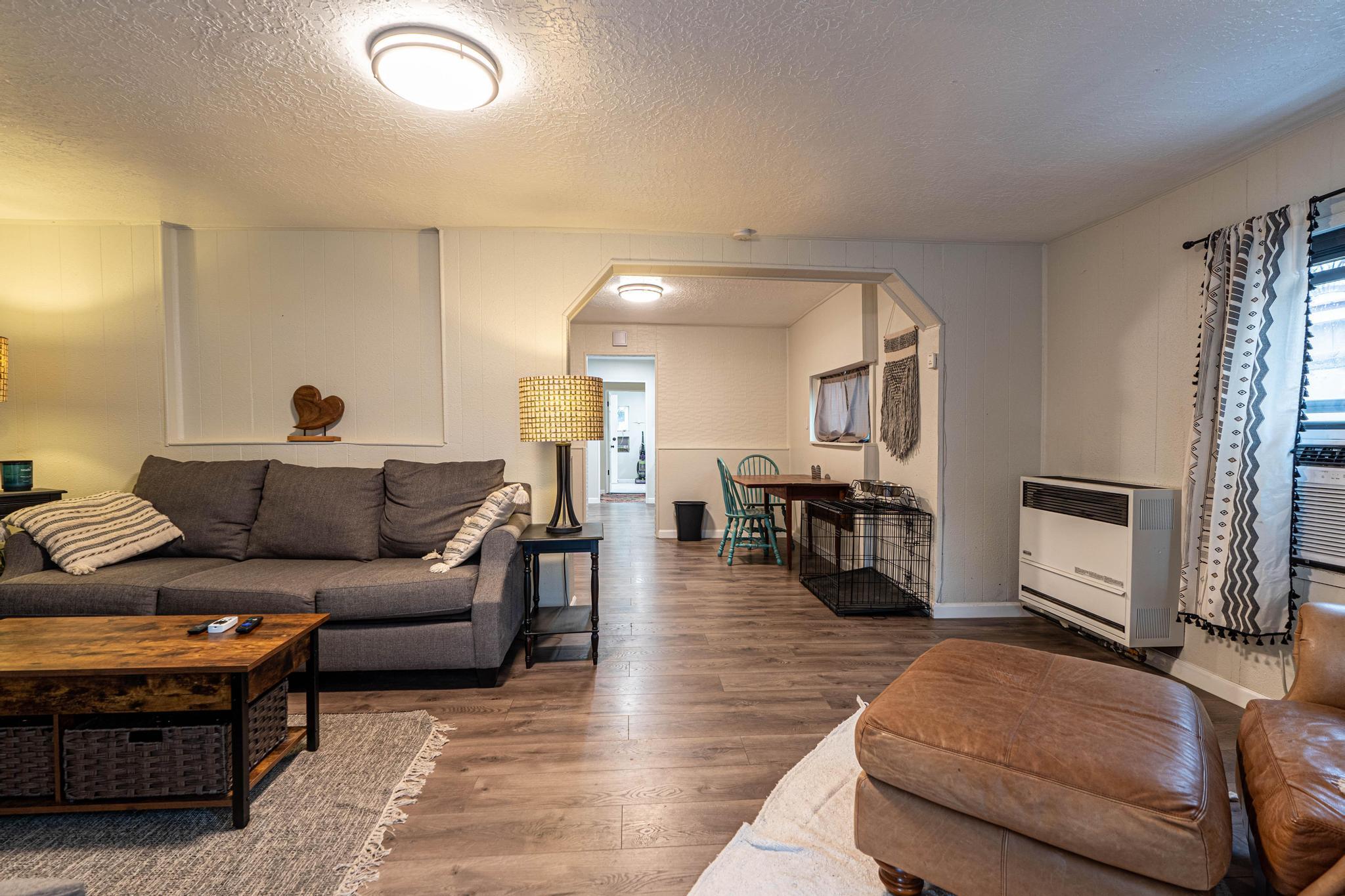 1019 Cerro Vista Road SW, Albuquerque, NM 87105