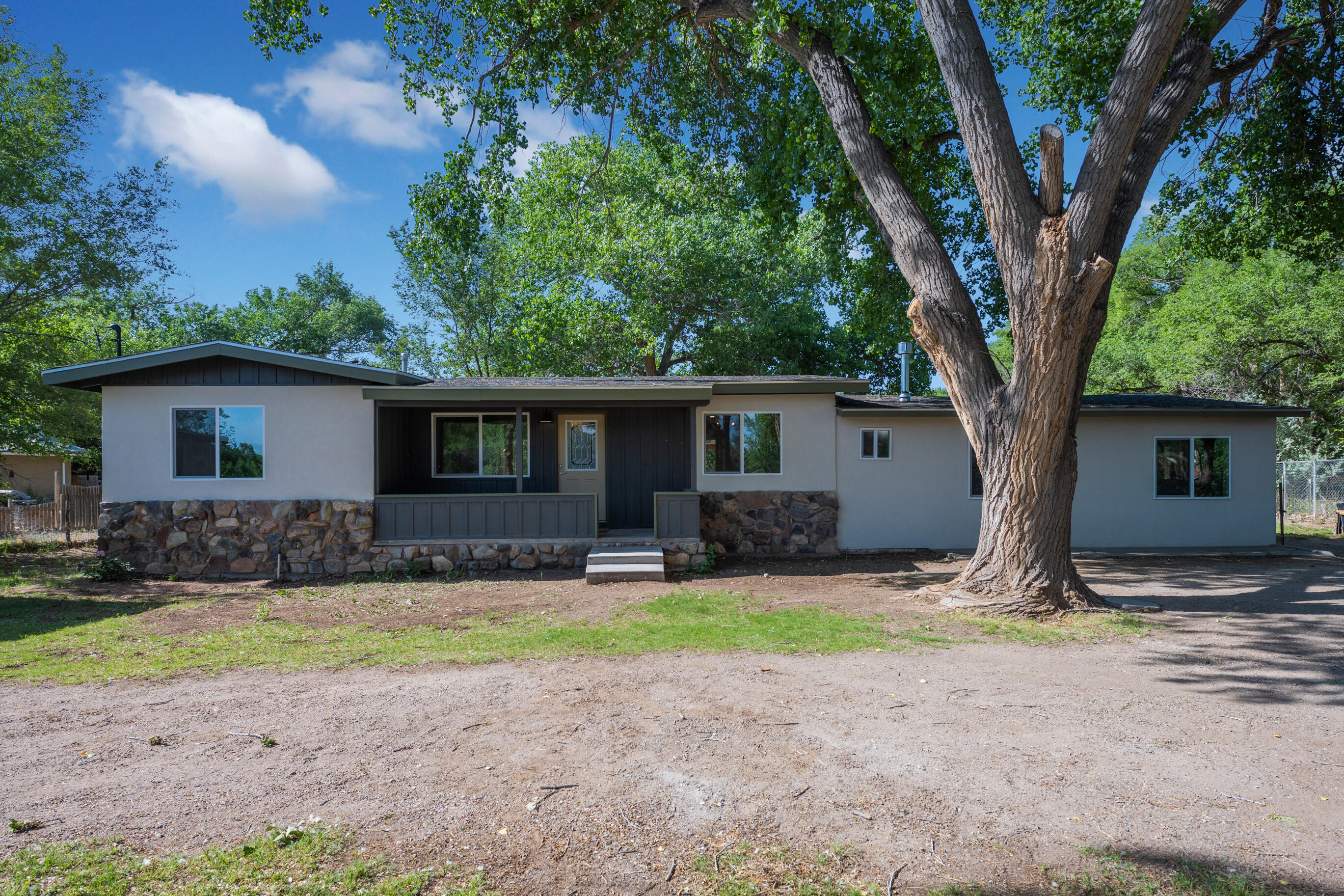 14 Calle Del Rio, Los Lunas, NM 87031