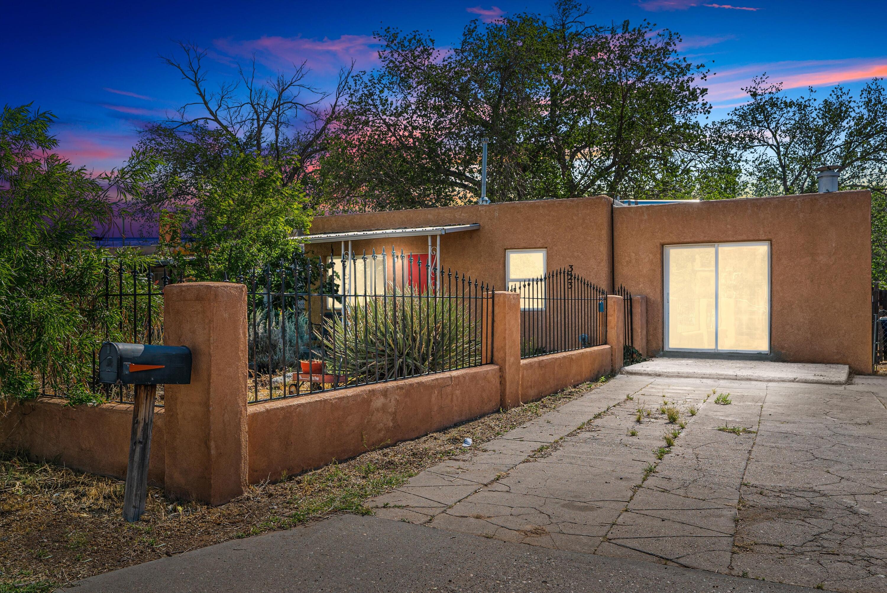 323 Texas Street SE, Albuquerque, NM 87108