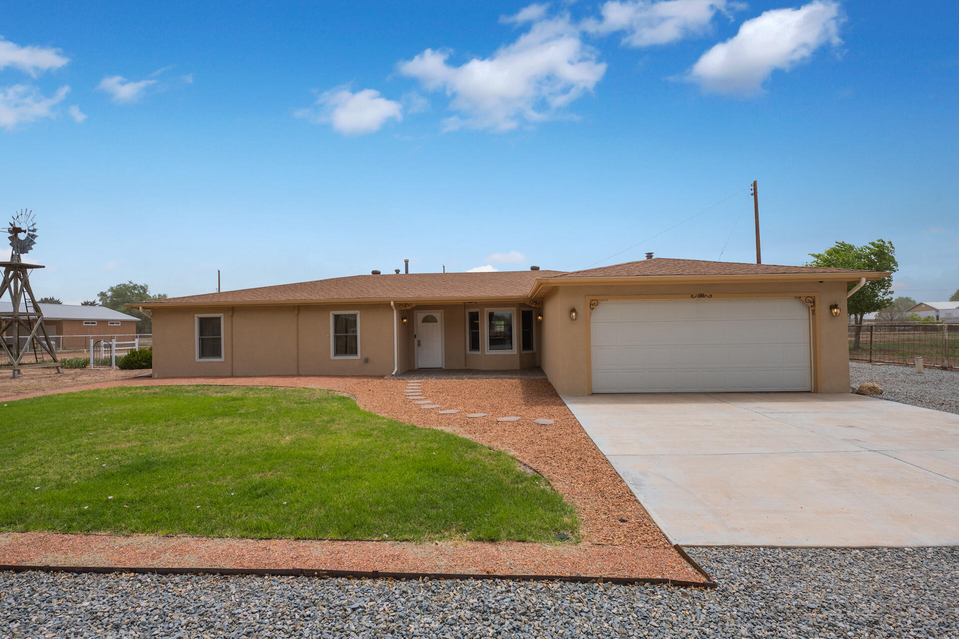 17 Mariposa Lane, Los Lunas, NM 