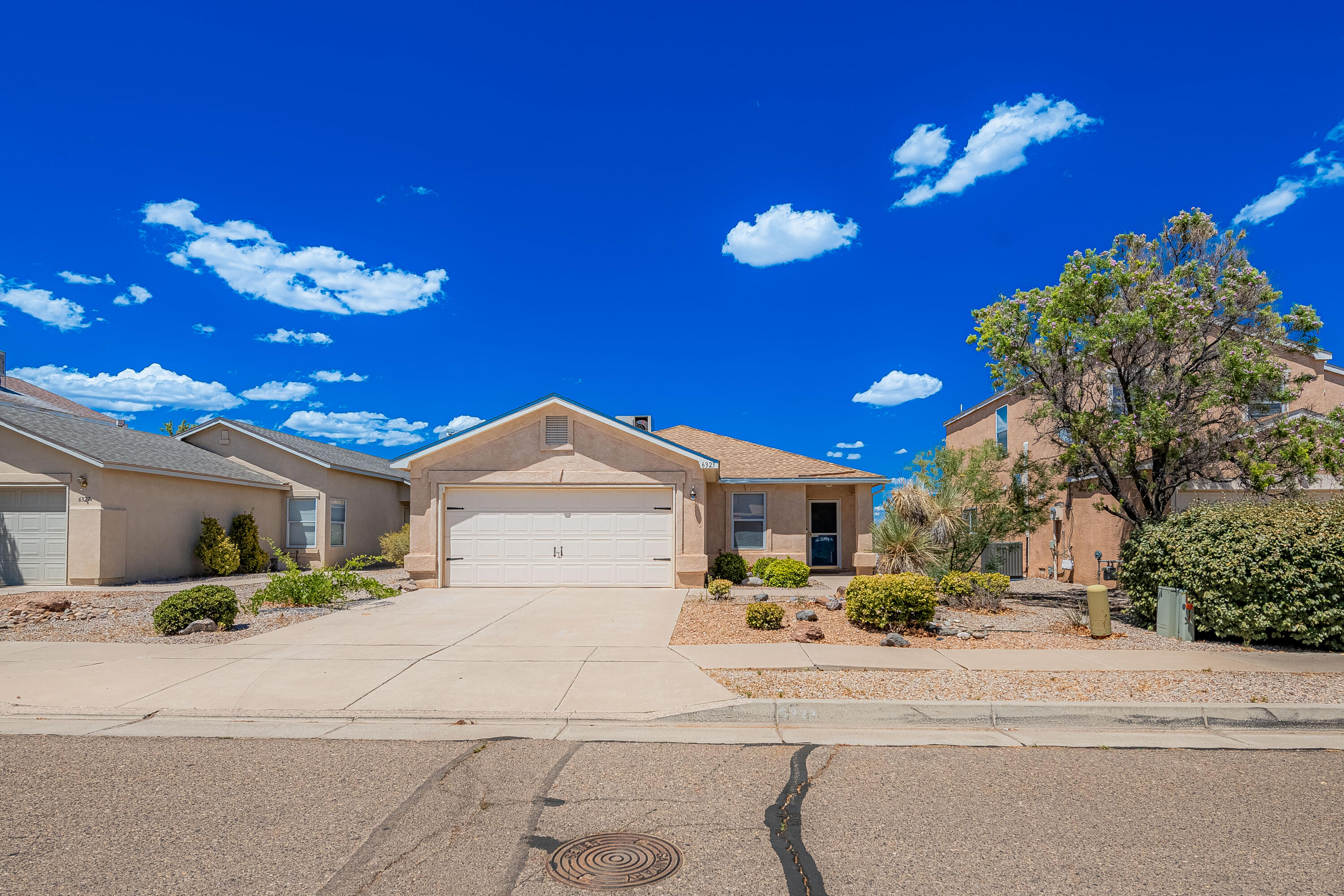 Welcome to this adorable property, located within the desirable Sedona subdivision in Ventana Ranch. This 3 bed 2 bath home is ready for new owners and is close to everything you could need! Additional perks include; bright, open kitchen,  2 car garage and an easy maintenance backyard.