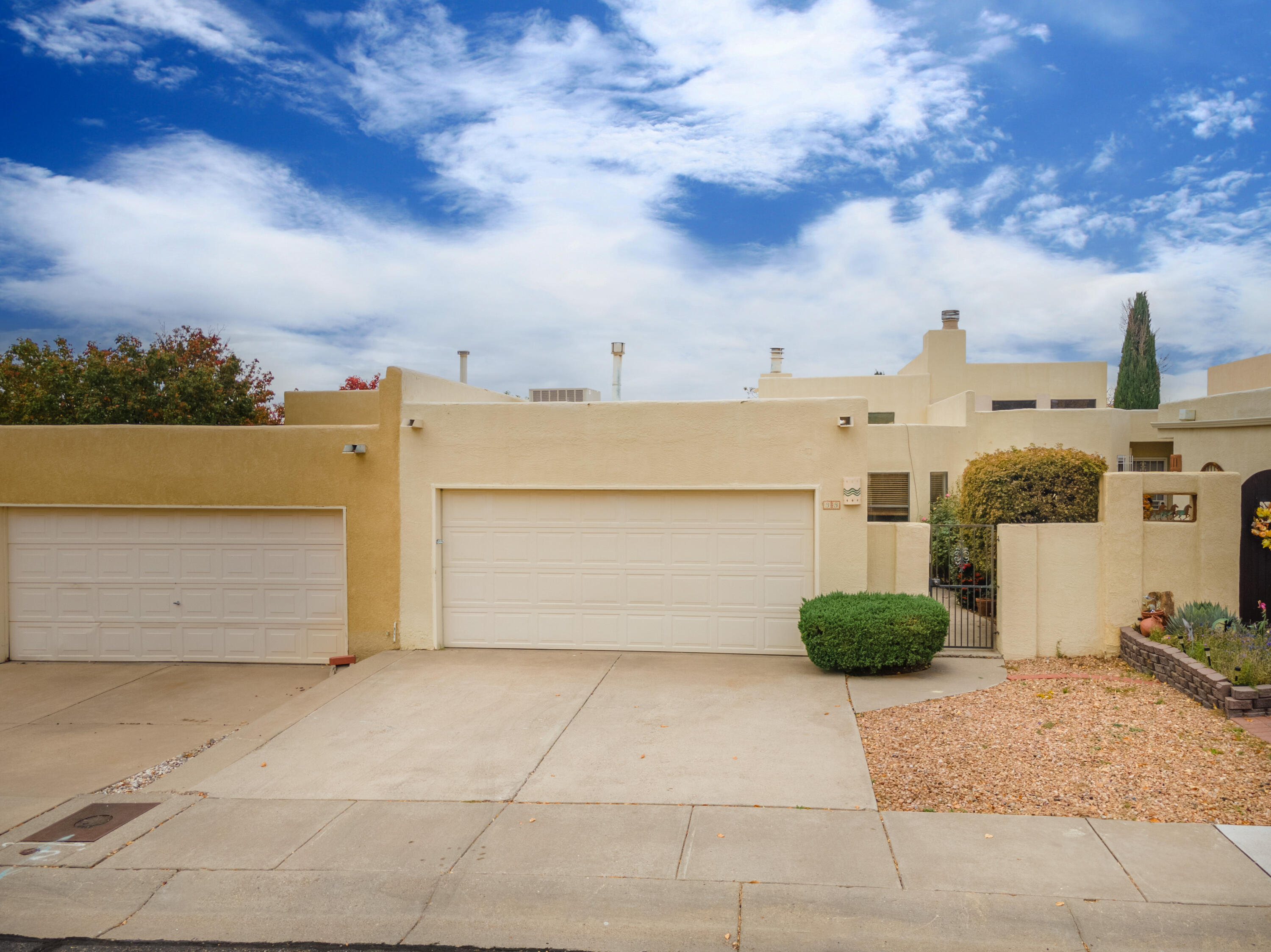 Prepare to fall in love with this 2-bedroom home surrounded by beautiful landscape and a tranquil courtyard. The newly installed carpet adds a cozy touch, while the 2-car garage ensures your vehicles are enclosed. Don't hesitate, come and experience the serenity and beauty of this property today!