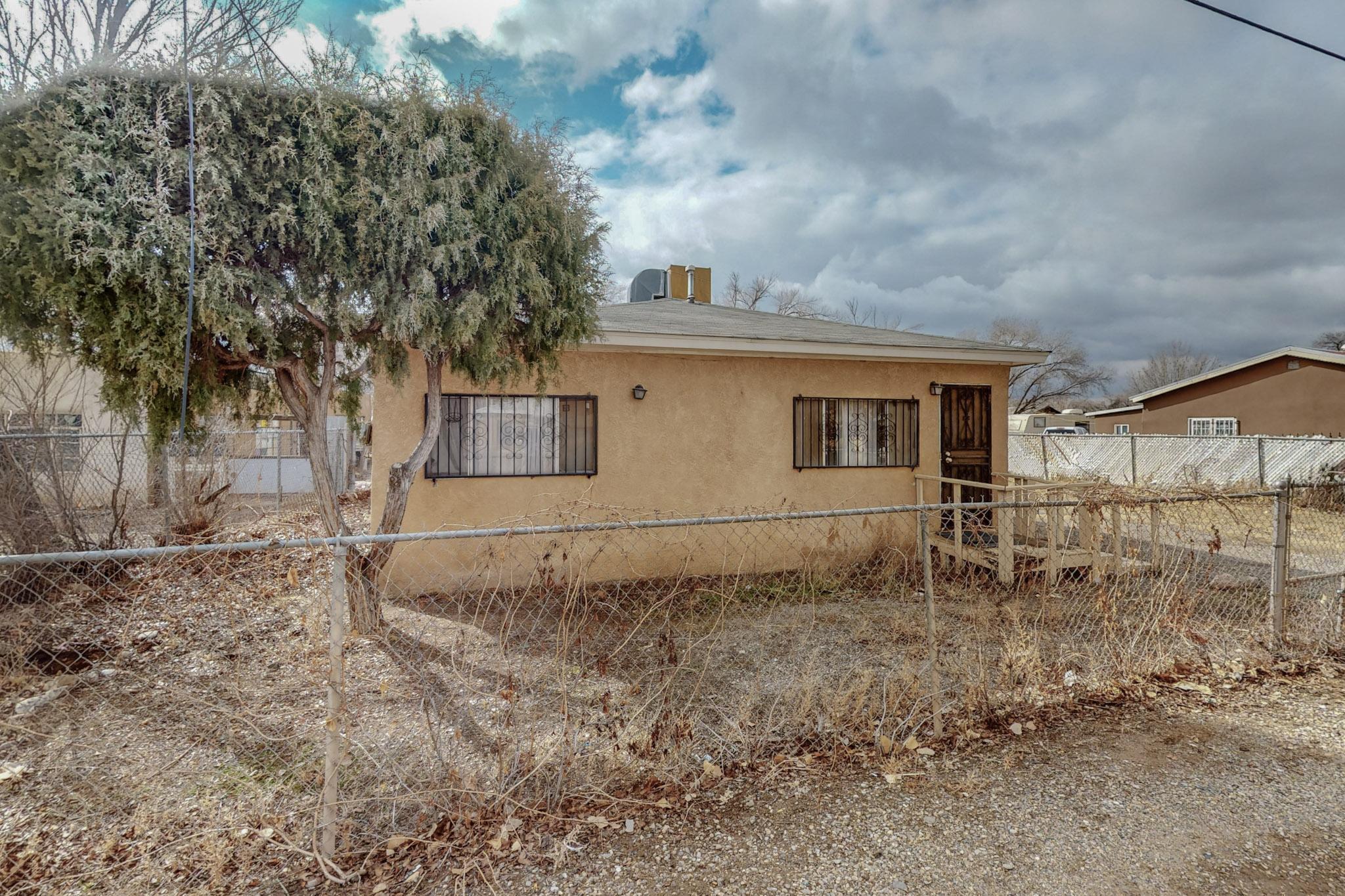 Starter home, downsize or just looking for a peaceful setting in the Valley! This little Charmer is ready for new owners!
