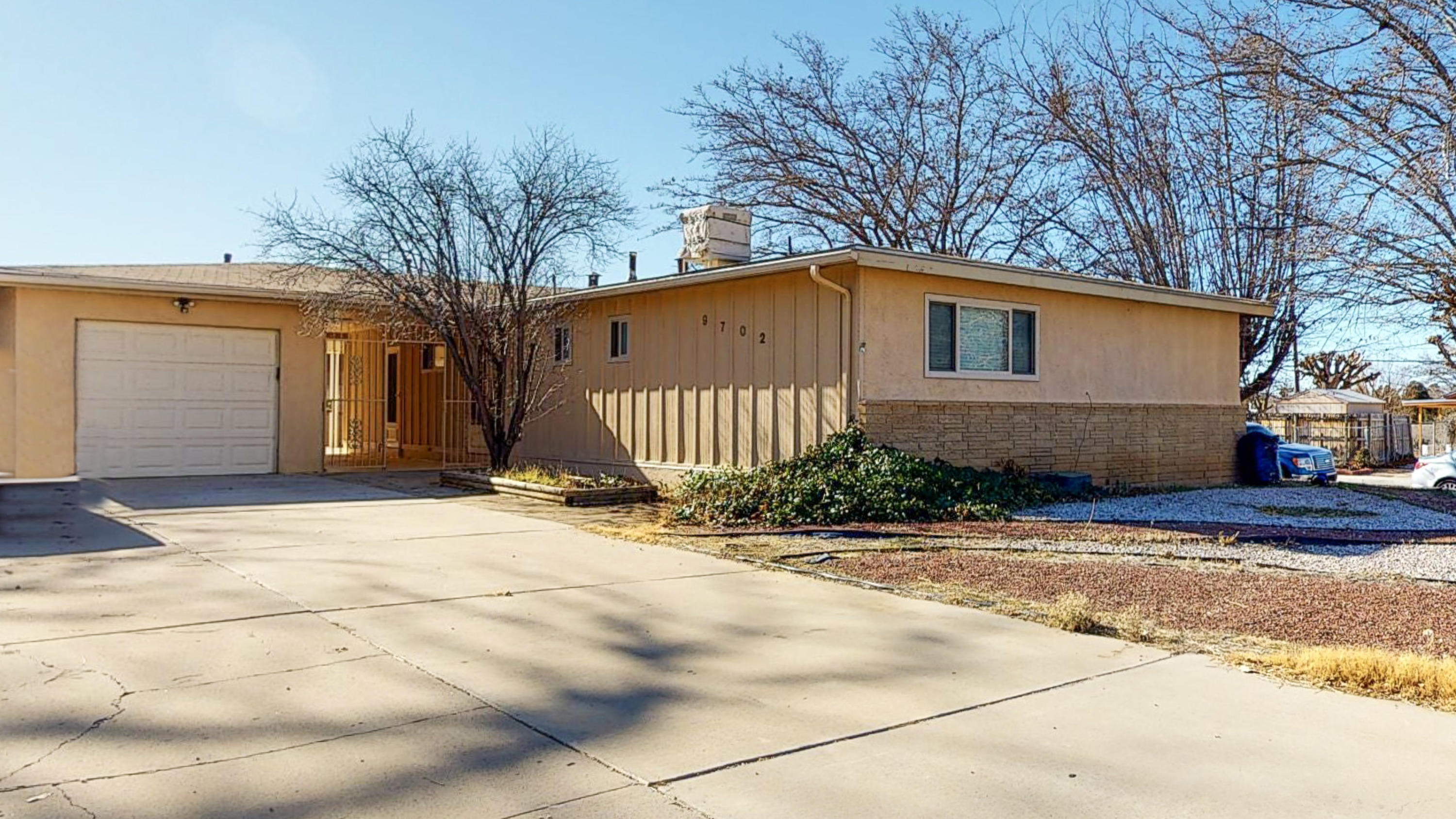 Kirtland Air Force Base area homes between 200k and 225k.