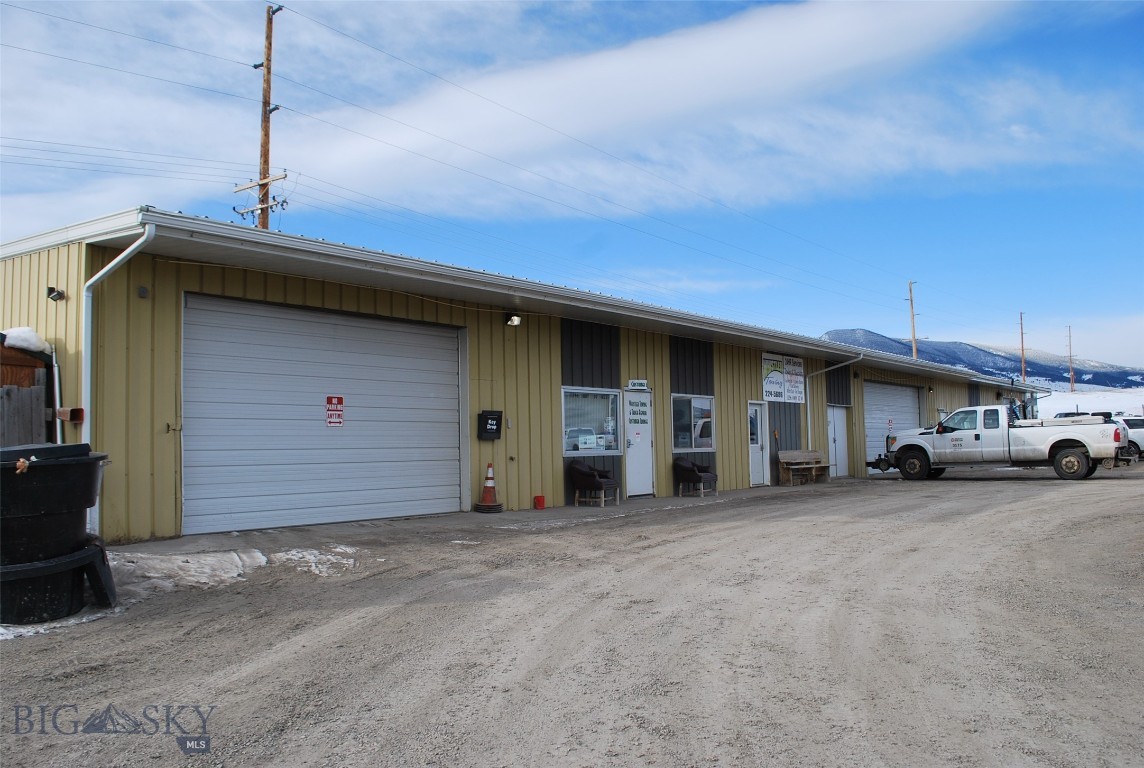 1296 US Highway 10 Highway W, Paradise Valley, MT 59047