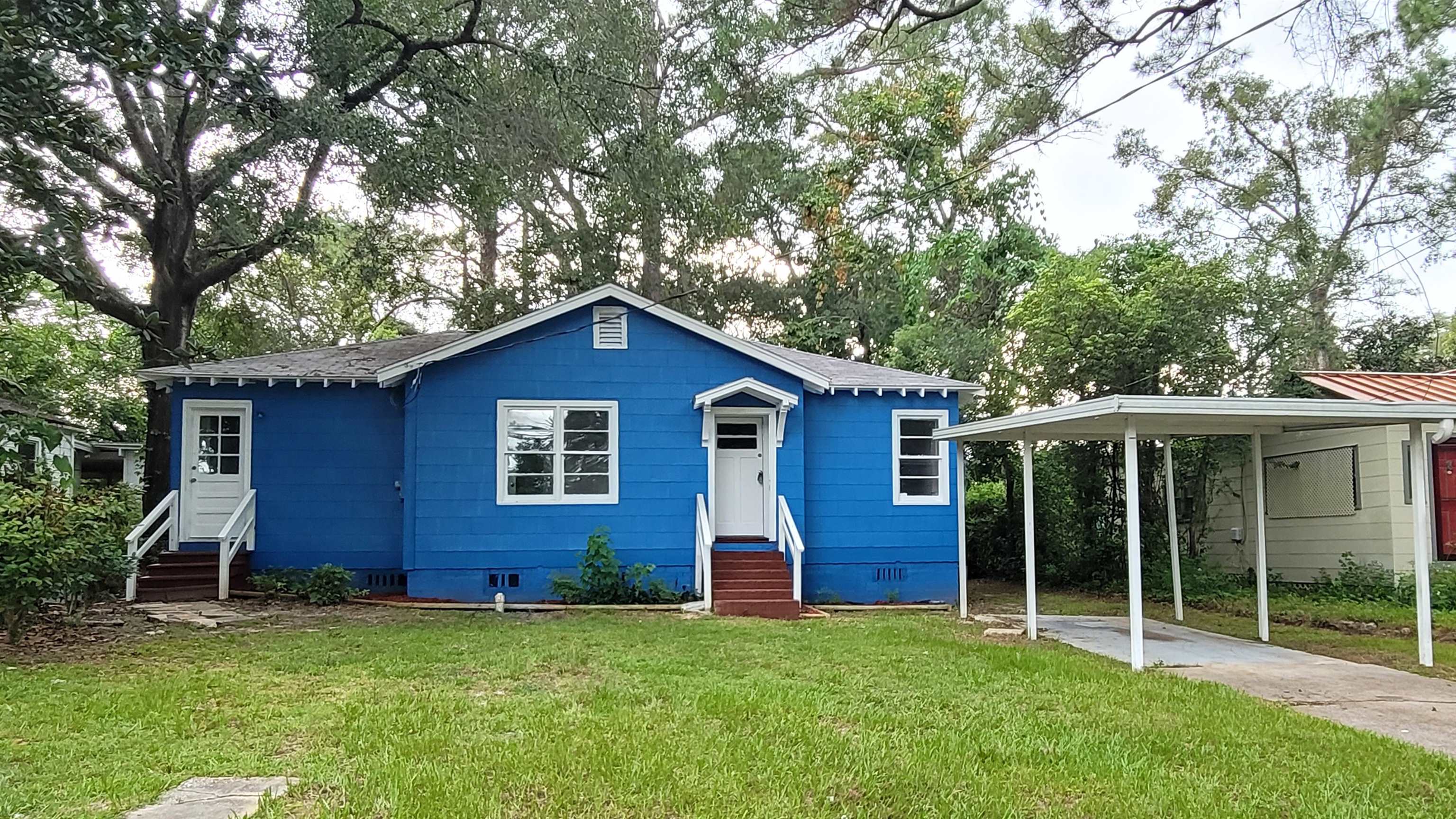 This duplex consists of a 2/1 unit and a 1/1 unit, both vacant and ready to be rented! Great INVESTOR opportunity in the heart of Tallahassee Florida. PGI potential of $25,200 for the year. Property has two separate meters!
