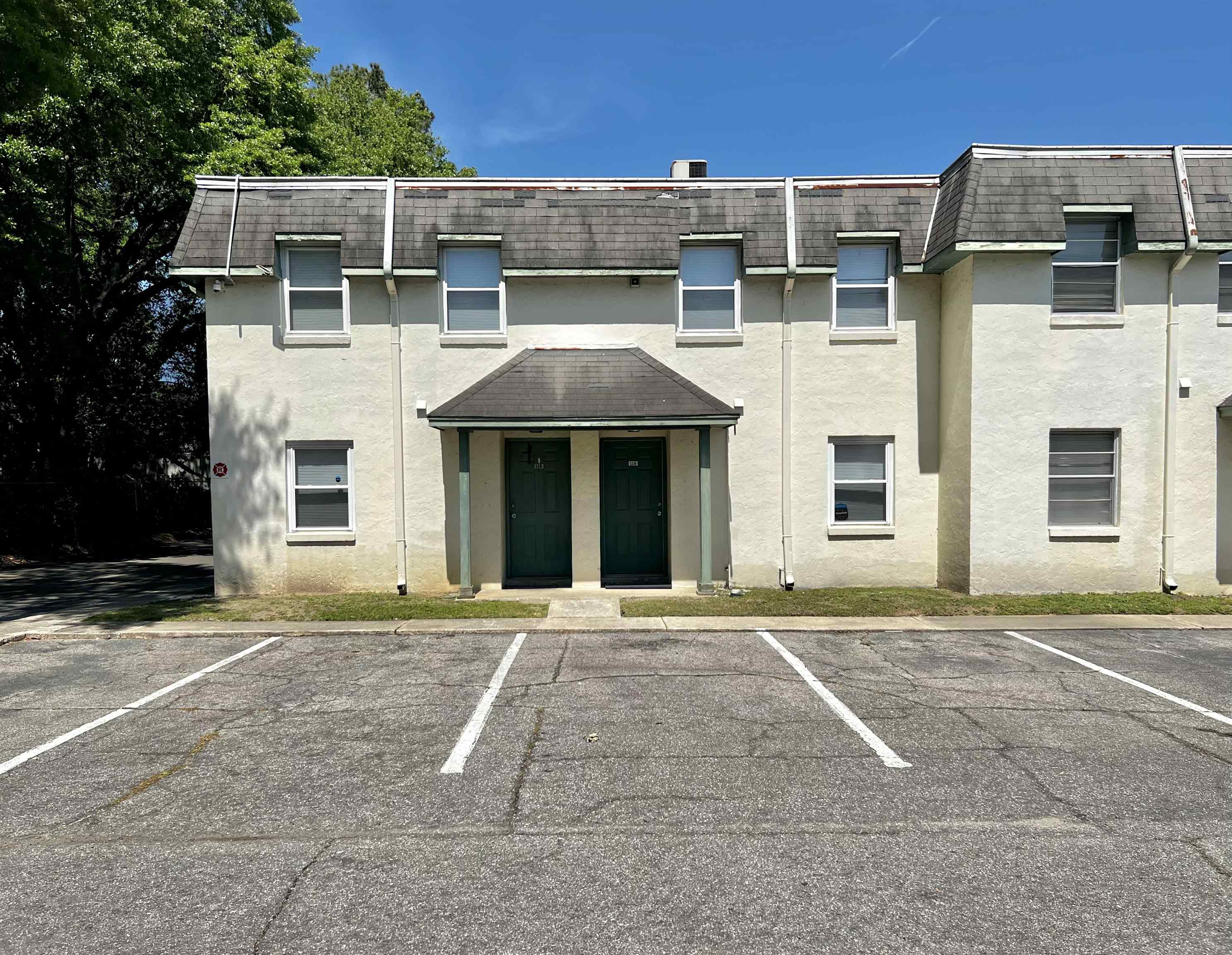 Well maintained 2 bedroom 2 bathroom condo full of space and storage. Walk in closet in master. Conveniently located near FSU, FAMU, and TCC. Palms West Condominiums amenities: community pool, recreation area, laundry facility, and large parking area for guests and residences. Easy to get to and from campuses with bus stops located near the entrance.