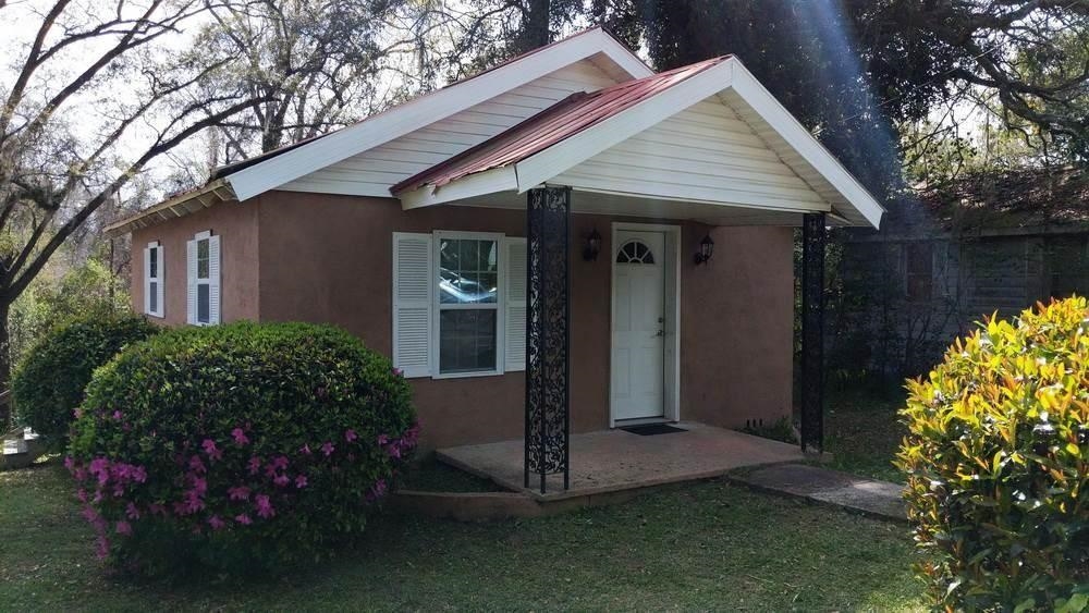 Nice cozy updated house of 2 beds/ 2 baths. Great for investors or small family. Near the schools of Gadsden Virtual Instruction Program School,McKay Scholarship/School of Enrollment and Home Educ Program Students School.No driveway.No utility Room inside nor outside. Affordable price. Bring your offers. As is with the right to inspect! Buyer to verify all Dimensions. (For Seller's Financing: must put 20% down. The full asking price shall be financed for 12 years)