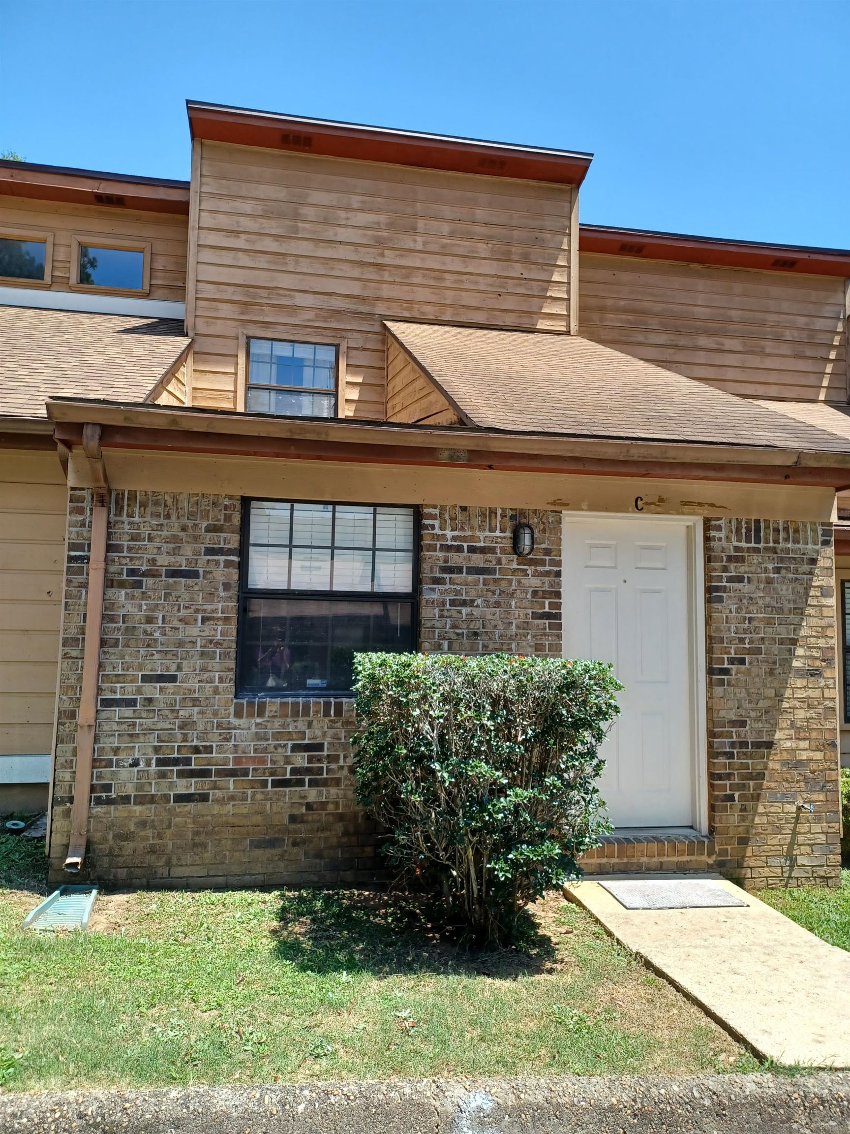 Hard to find 3 bedroom! Great location! Walk to stadium or bike to class. This updated townhouse has a view of the pool. Newer appliances! NO Carpet!