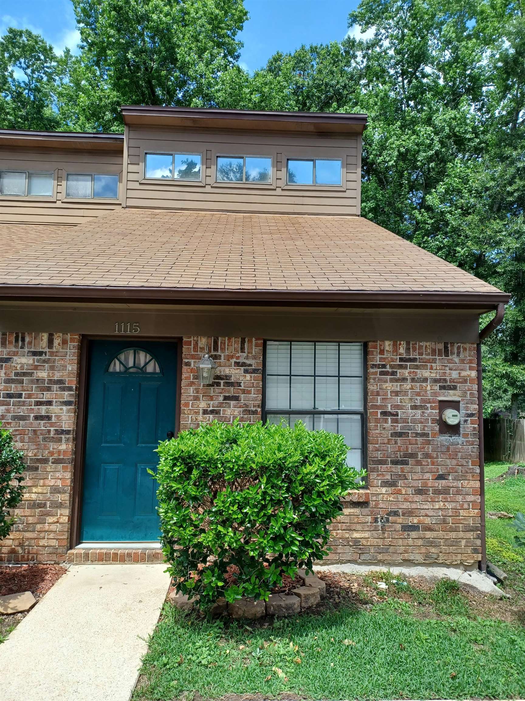 Well maintained townhouse less than 2 miles from FSU and on the FSU express bus route!  End unit backs to wooded area. Concrete patio.  2018 HVAC! 2 bedroom plus loft!  W/D included!  Perfect for students.