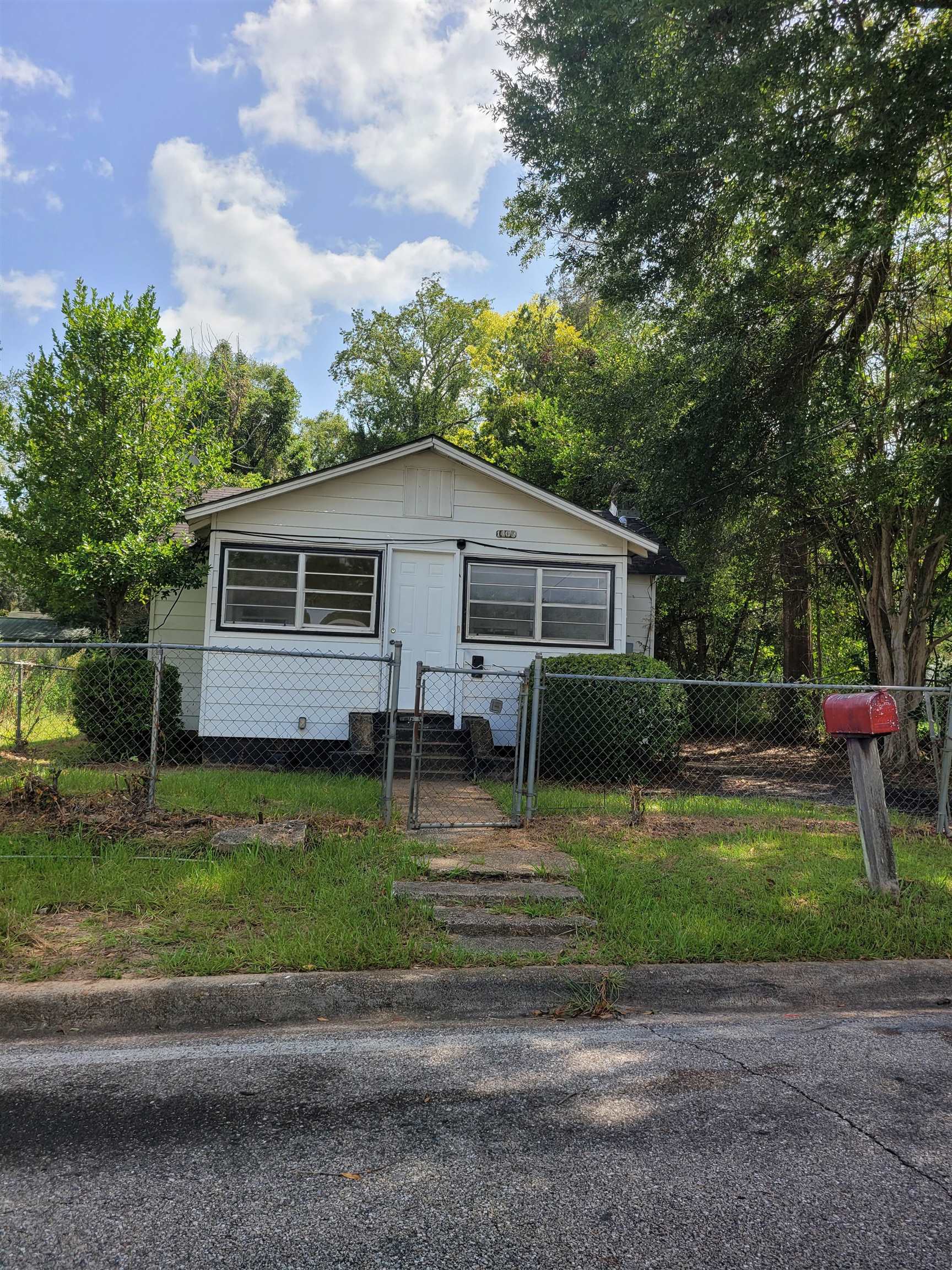 Investment Potential Whether you're looking to add to your rental portfolio or seeking a fix-and-flip project, 1409 Elm St. presents incredible potential. The layout and features of this property offer endless possibilities for enhancing its value and generating substantial returns. UP TO CODE ELECTRIC  OPTION FOR GAS OR ELECTRIC STOVE All Cash Buyers If you're an all-cash buyer, this is the opportunity you've been waiting for. Secure your investment quickly and enjoy the benefits of hassle-free transactions.CASH ONLY! SOLD AS IS
