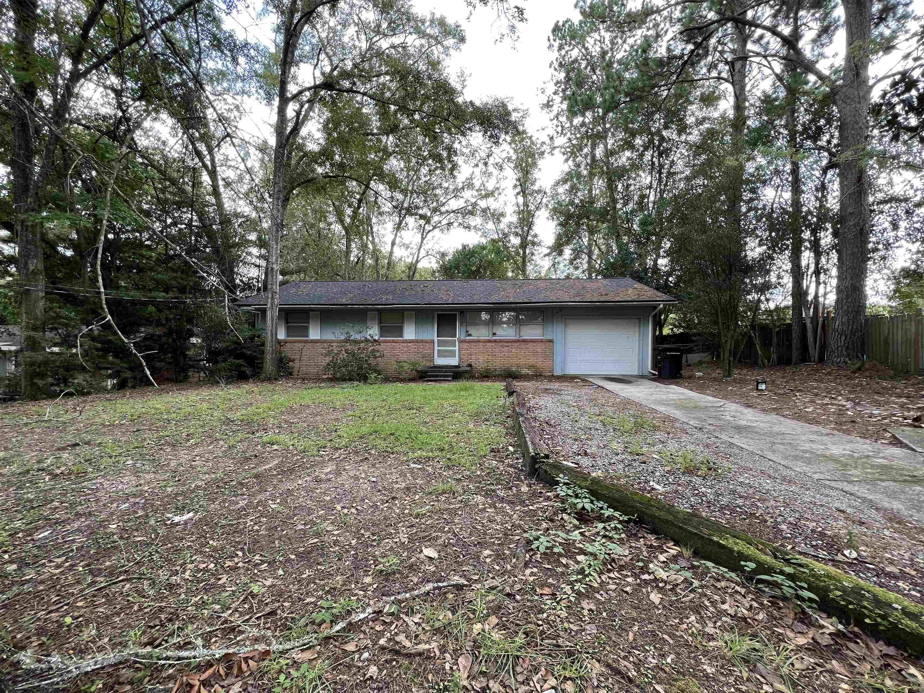 Located in Bradford Manor this is a perfect home for a first-time homebuyer or a great investment opportunity. Near public transportation, shopping, and restaurants. Close to FSU, TCC, and FAMU!