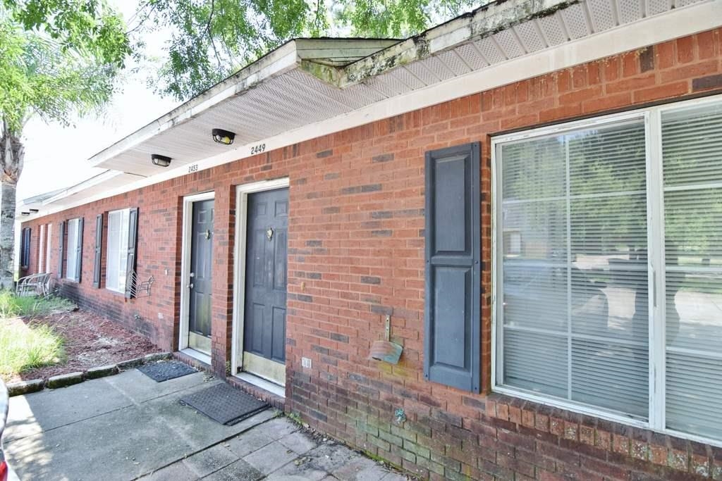 Tenants just vacated and unit will be painted and carpets cleaned! Great investment opportunity for a Hartsfield Road Townhome! Bypass those condos with their over $2000k condo fees and come on over to a Hartsfield Road Townhome with NO HOA!  A 3 bedroom 2 bathroom townhome close commute to FSU, TCC and State Offices. This unit has a brick front facing with easy, low maintenance exterior including vinyl. Split floor plan offering 1 bed and 1 full bathroom down and 2 bedrooms and a full bath upstairs. Owner will have unit freshly painted and carpets cleaned. Rooms are light and airy. Owner Investor has had great success in leasing property and it is currently marketed to lease at $1300. Roof 2021 by Tadlock Roofing. Electric Water Heater 2021.Buyer responsible to verify dimensions.