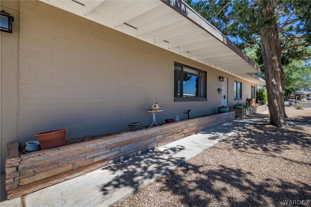 Listing photo id 10 for 2401 Mullen Drive
