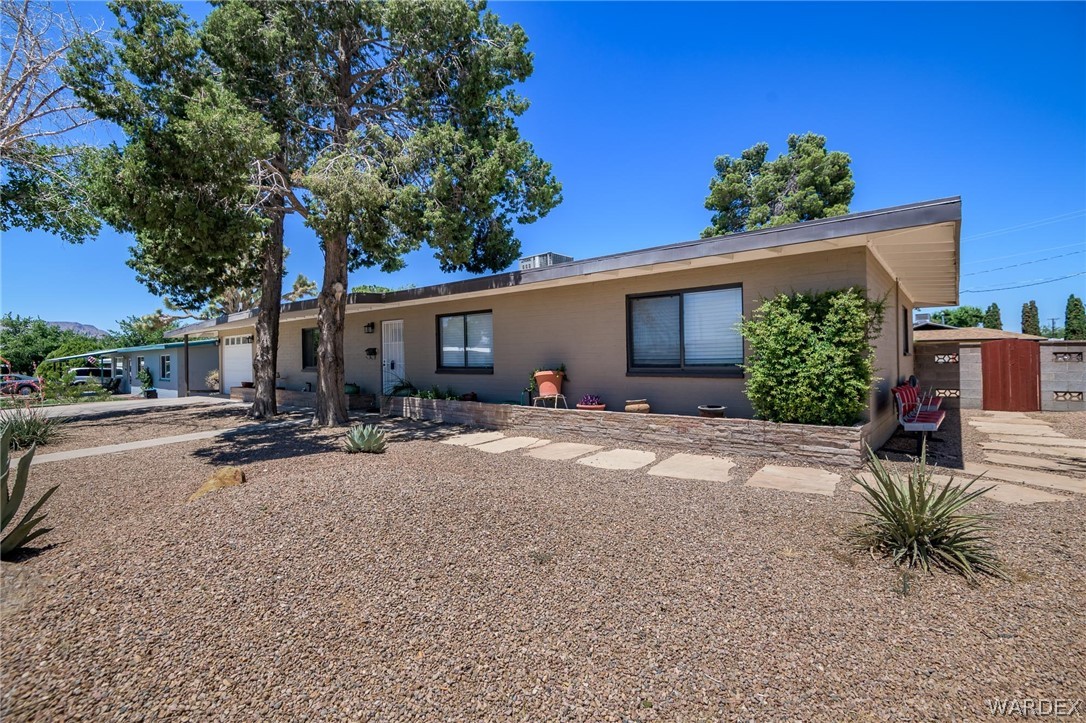 Listing photo id 14 for 2401 Mullen Drive