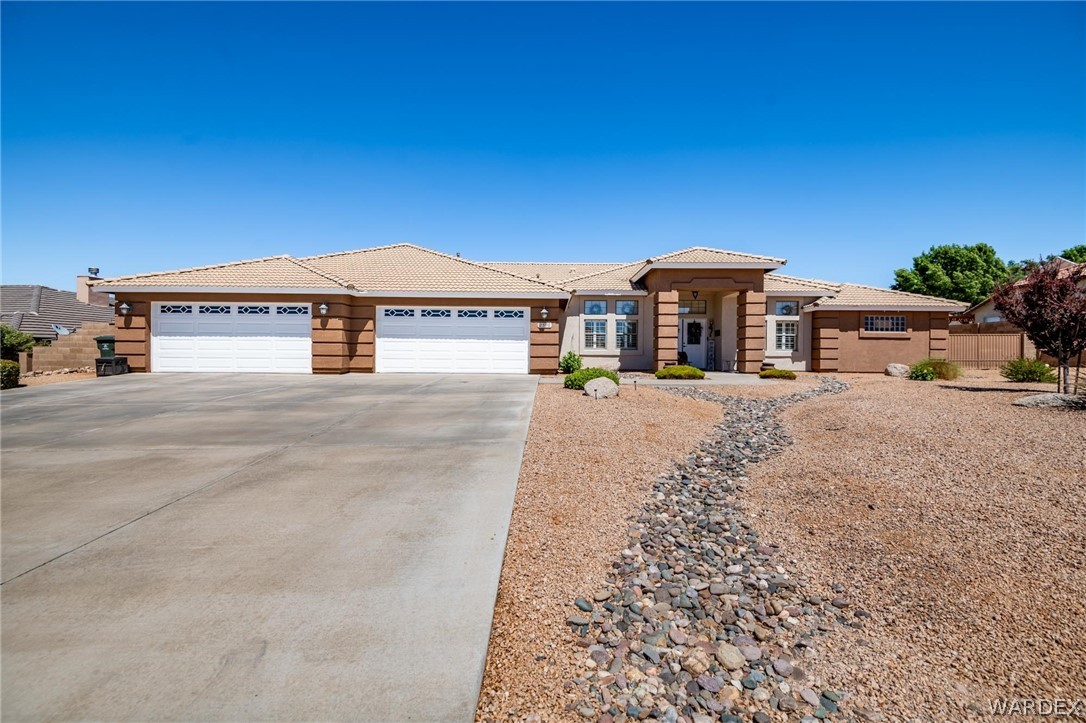 Listing photo id 6 for 2596 Sandstone Street