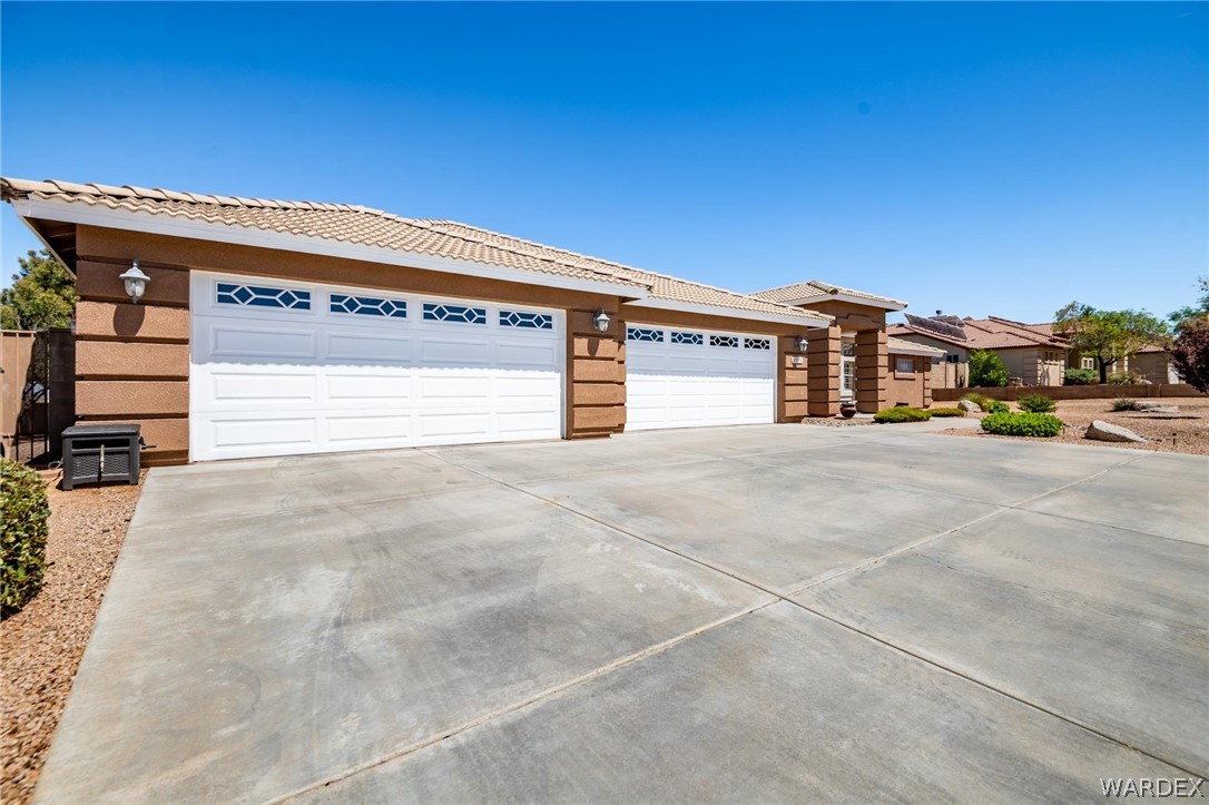 Listing photo id 7 for 2596 Sandstone Street