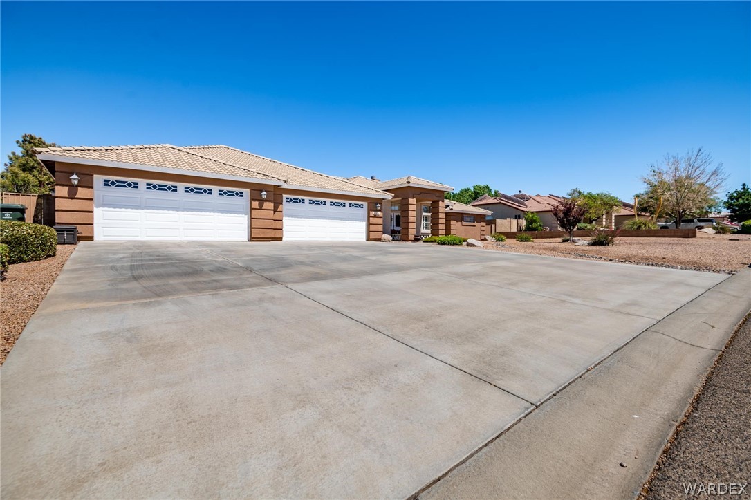 Listing photo id 9 for 2596 Sandstone Street