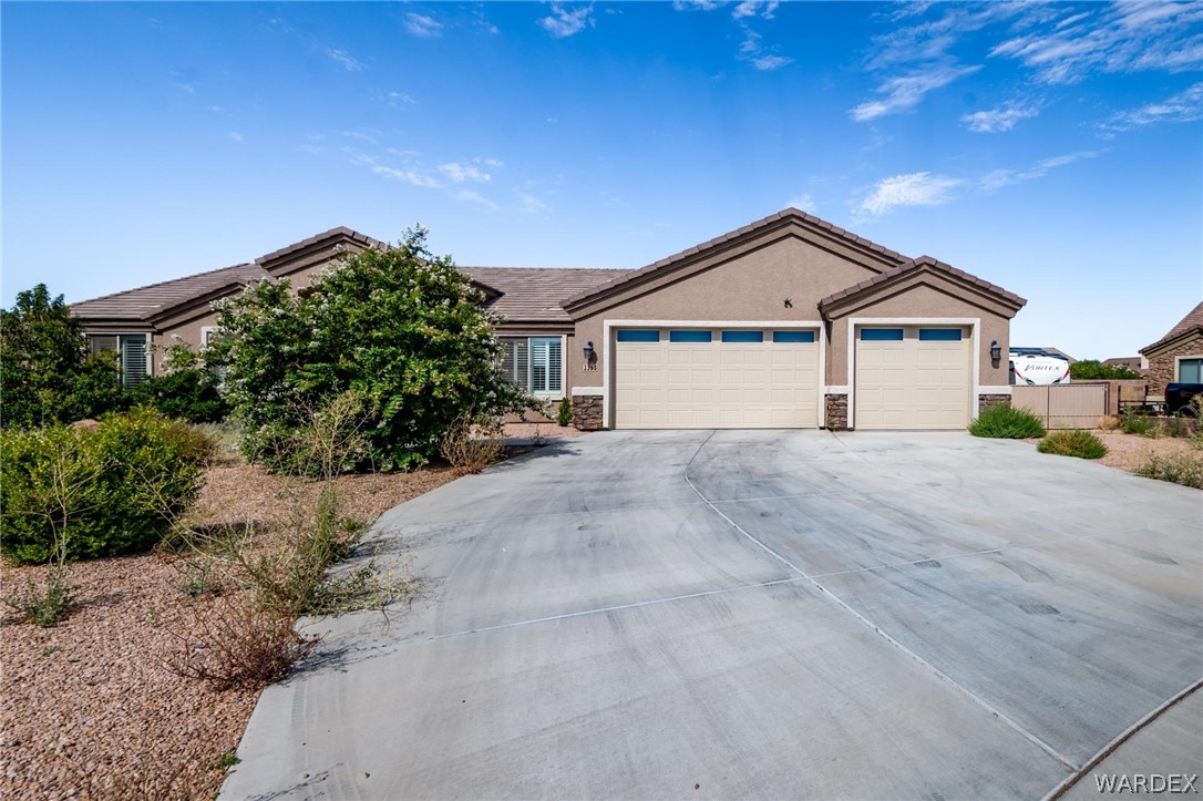 Listing photo id 1 for 3353 Roma Court