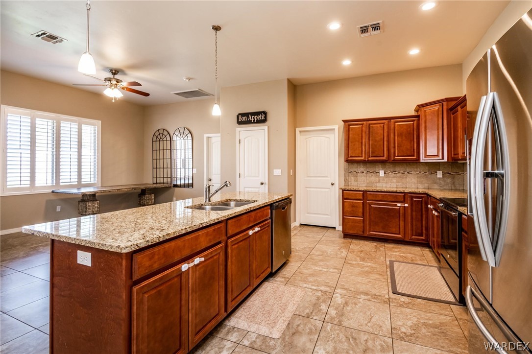 Listing photo id 12 for 3353 Roma Court