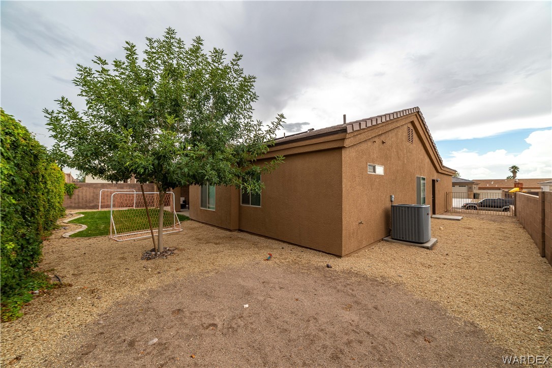 Listing photo id 50 for 2324 Ginger Street