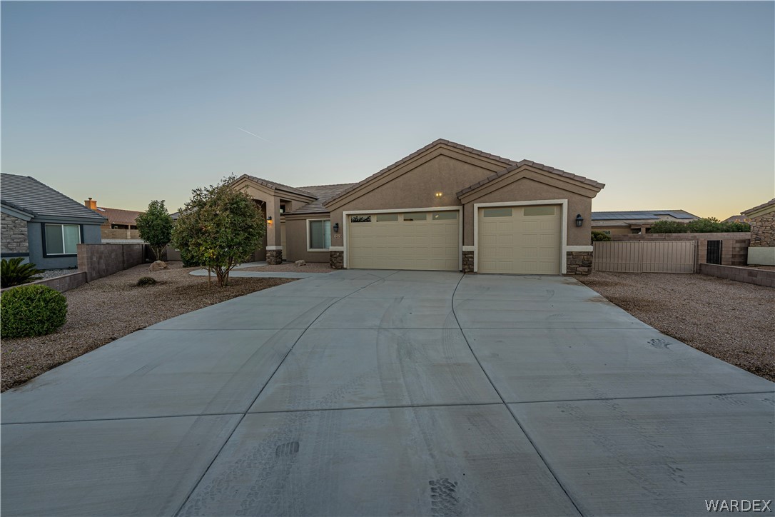 Listing photo id 3 for 3353 Roma Court