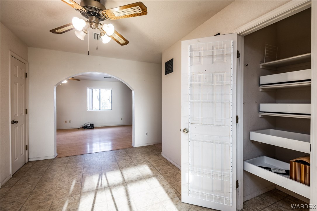 Listing photo id 13 for 8730 Lariat Drive