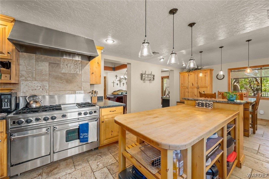 Listing photo id 13 for 5576 Blue Jay Road