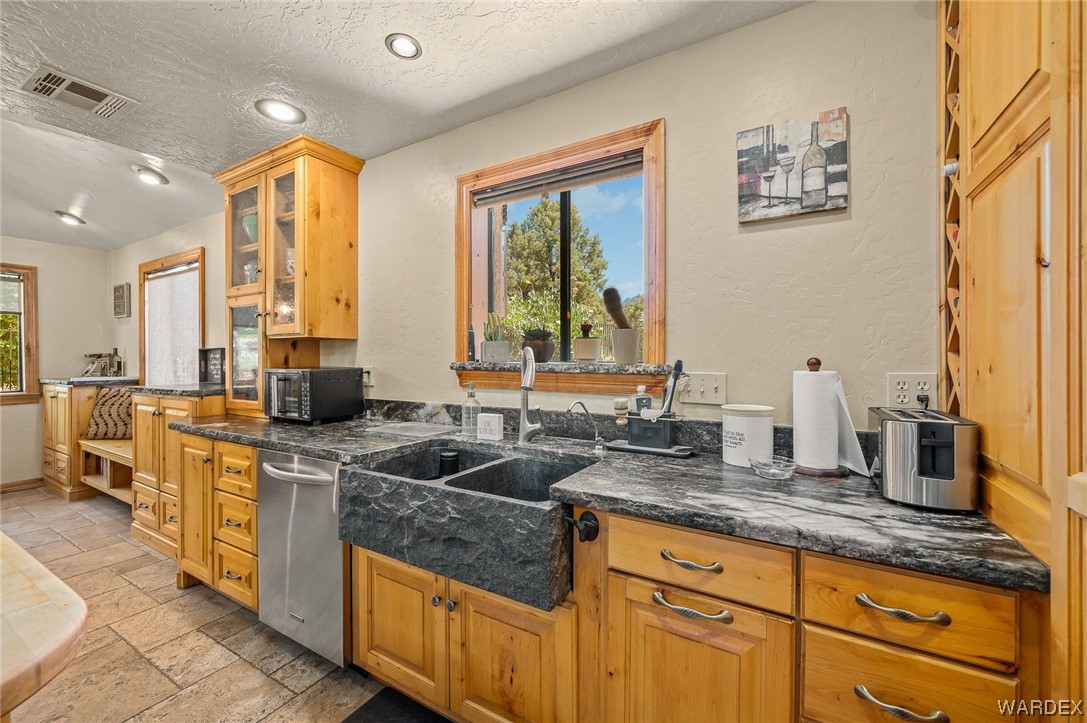 Listing photo id 18 for 5576 Blue Jay Road