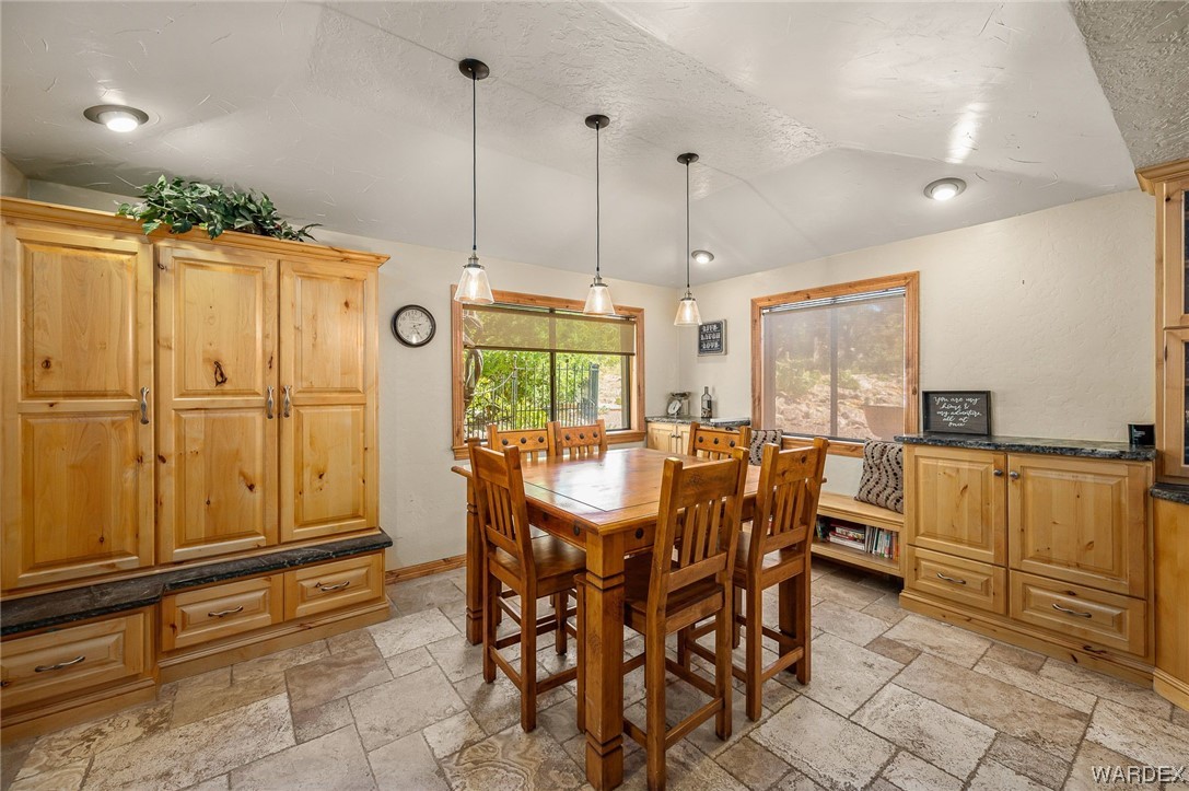 Listing photo id 20 for 5576 Blue Jay Road