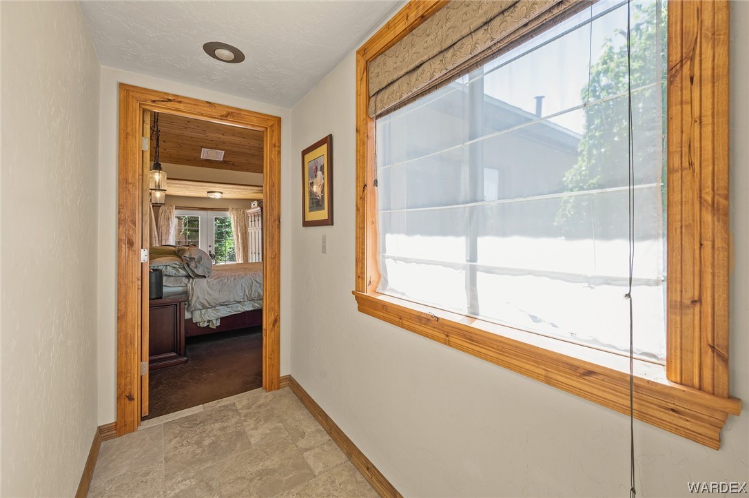 Listing photo id 31 for 5576 Blue Jay Road