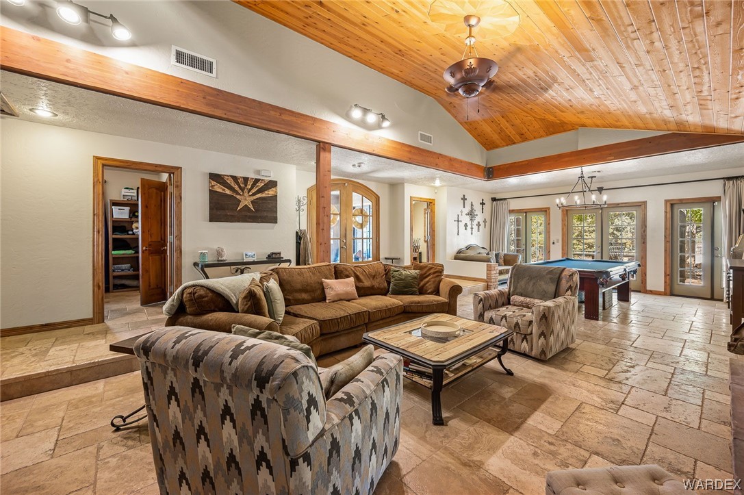 Listing photo id 7 for 5576 Blue Jay Road